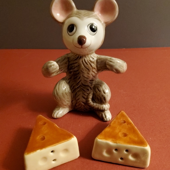 Vintage Ceramic Mouse Salt and Pepper Shakers - Picture 3 of 5